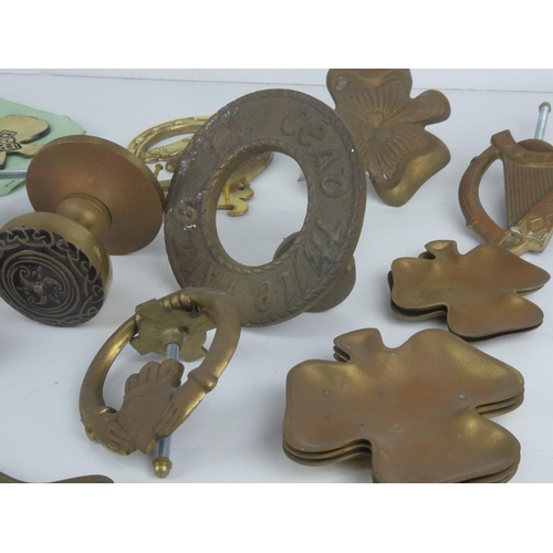 297 - A lot of vintage brass ware including door knockers, ashtrays and more.