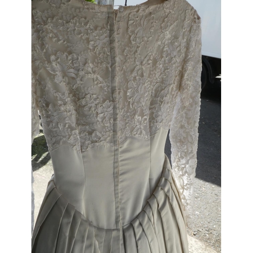 330 - A vintage Nora Bradley size 10 wedding dress.