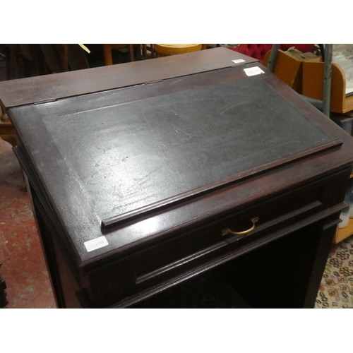 359 - An vintage clerks desk/bureau with leather inset.  Measuring approx 88x65x76cm.