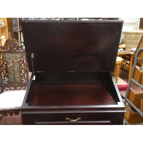 359 - An vintage clerks desk/bureau with leather inset.  Measuring approx 88x65x76cm.