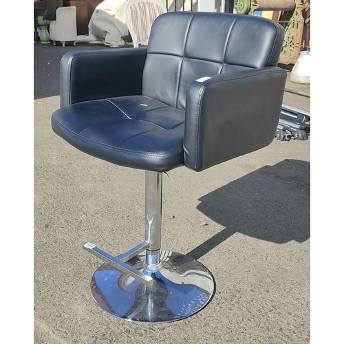 392 - A leatherette upholstered swivel office chair.