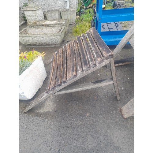 425 - A garden lounger and footstool, for restoration.