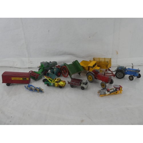 32 - A mixed lot of vintage farming, construction etc diecast vehicles to include Dinky, Corgi, Matchbox ... 