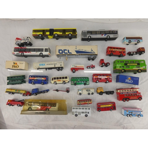 97 - A large collection of toy buses and trucks to include Hot Wheels, Lledo, Matchbox, Corgi and more.