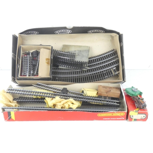 249 - A boxed Hornby Railways R400 Signal Control set, a Mainline Railways Double Curve 2nd Radius track a... 