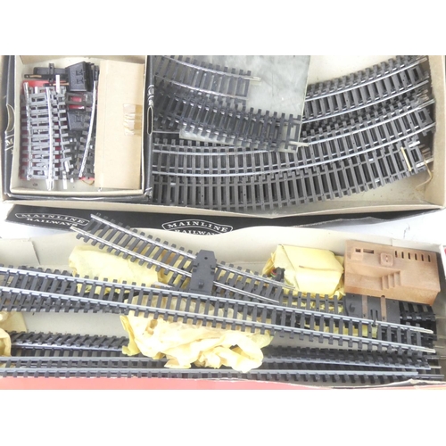 249 - A boxed Hornby Railways R400 Signal Control set, a Mainline Railways Double Curve 2nd Radius track a... 