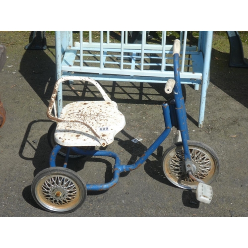 609 - A vintage child's trike.