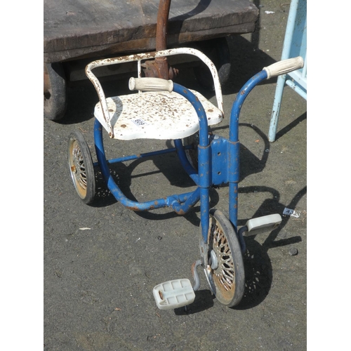 609 - A vintage child's trike.