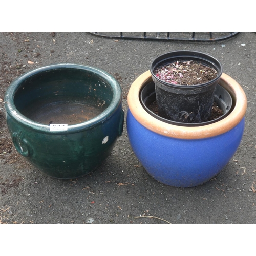 633 - Two garden plant pots, measuring 8