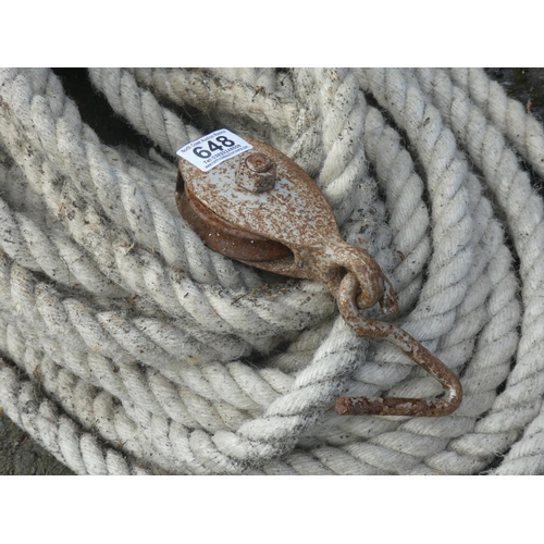 648 - A heavy duty rope and pulley.