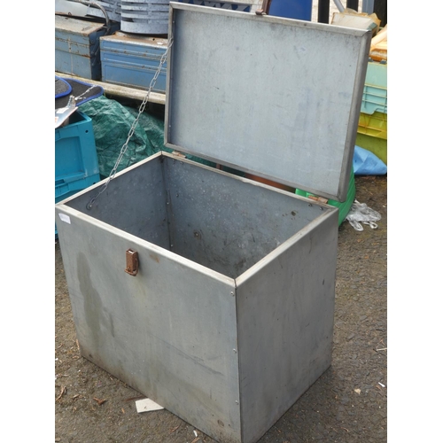 650 - A metal box, measuring 23