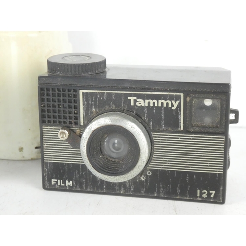 40 - A vintage Polaroid Land 'Swinger Model 20' camera and a Tammy 127 camera and a Samsung FF - 222 came... 