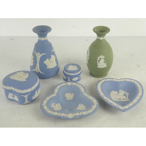 43 - A collection of blue and green Wedgwood ceramics.