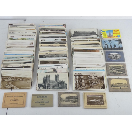 86 - A collection of vintage postcards and booklet sets.