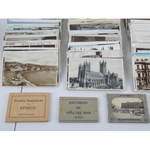 86 - A collection of vintage postcards and booklet sets.