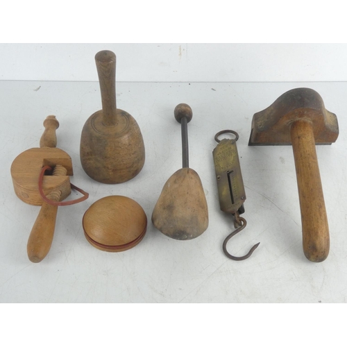 89 - A collection of vintage wooden tools to also include a Salter's No 2 Class II spring balance scale.