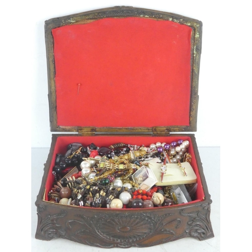 98 - A vintage jewellery box and contents.