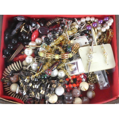 98 - A vintage jewellery box and contents.