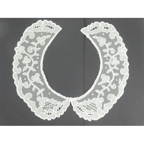 136 - An antique Irish Carrickmacross lace collar.