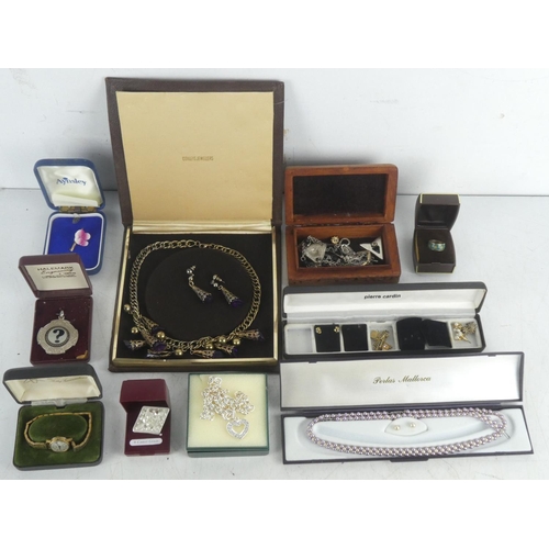 224 - A large lot of assorted jewellery to include Perlas Mallorca pearls, an Aynsley floral brooch and mo... 