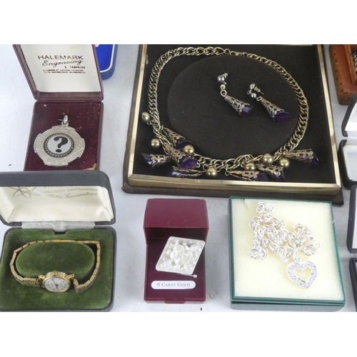 224 - A large lot of assorted jewellery to include Perlas Mallorca pearls, an Aynsley floral brooch and mo... 