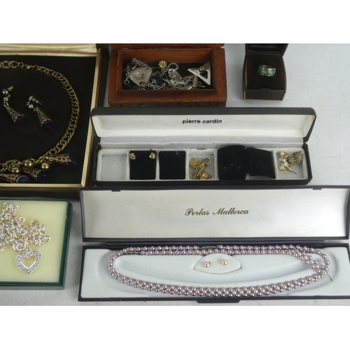 224 - A large lot of assorted jewellery to include Perlas Mallorca pearls, an Aynsley floral brooch and mo... 