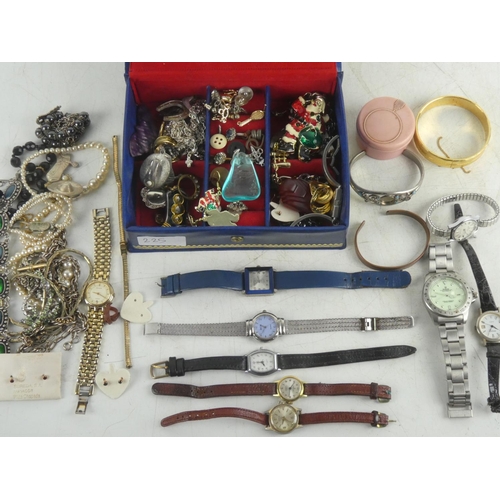 225 - A vintage jewellery box and its contents.