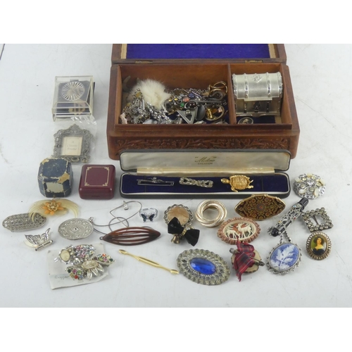 249 - A wooden carved jewellery box containing a lot of vintage brooches etc.