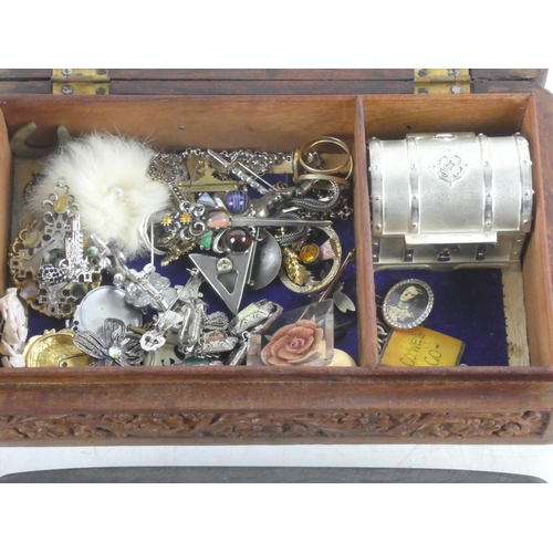 249 - A wooden carved jewellery box containing a lot of vintage brooches etc.