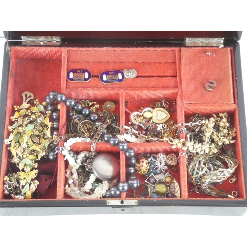 320 - An Oriental style jewellery box and contents.