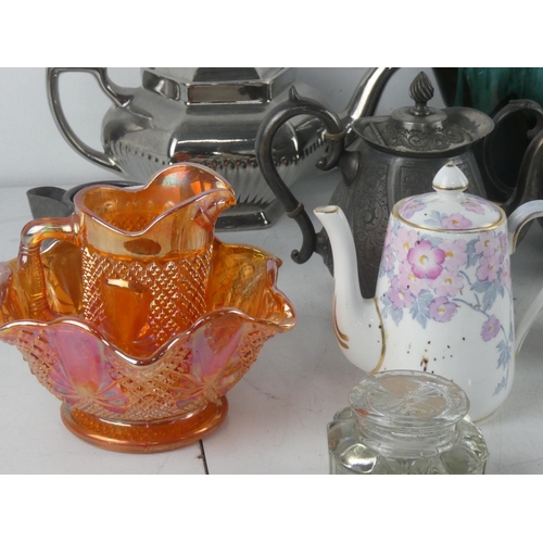 523 - A job lot of assorted ceramics to include a Blue Mountain pottery teapot, Wedgwood, Carnival glass a... 