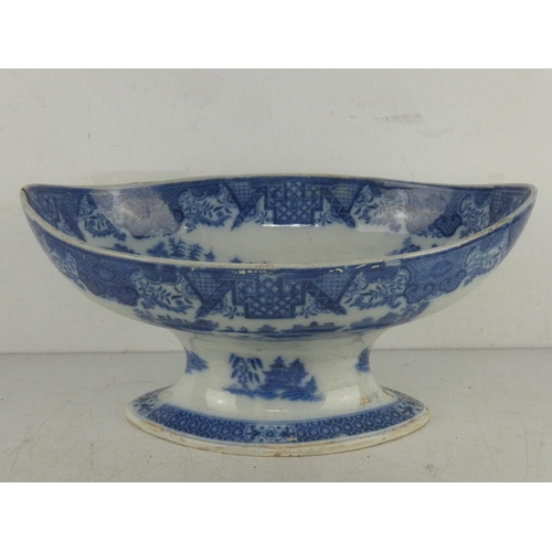 532 - A vintage Indian patterned blue and white patterned stemmed bowl (a/f).