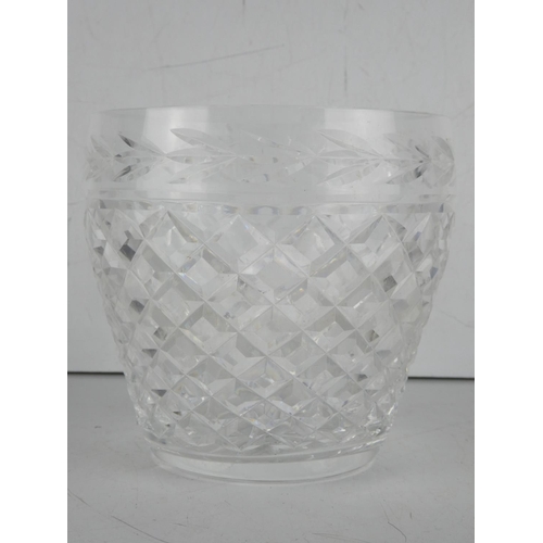 125 - A stunning Waterford Crystal bowl/ vase, measuring 16cm.