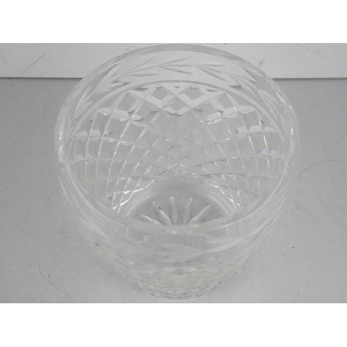 125 - A stunning Waterford Crystal bowl/ vase, measuring 16cm.