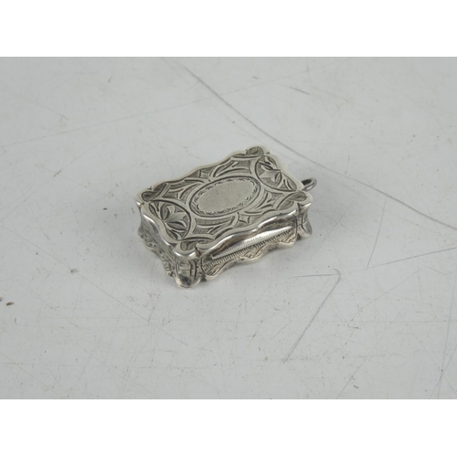 166 - A stunning antique Sterling silver vinaigrette with decorative design, in need of some repair to int... 