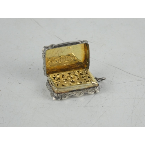 166 - A stunning antique Sterling silver vinaigrette with decorative design, in need of some repair to int... 