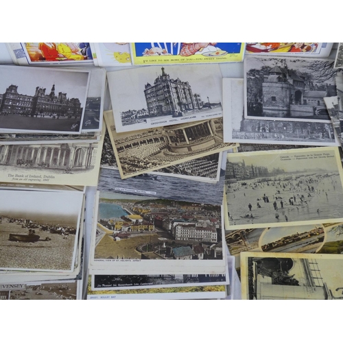 251 - A lot of vintage and antique postcards.