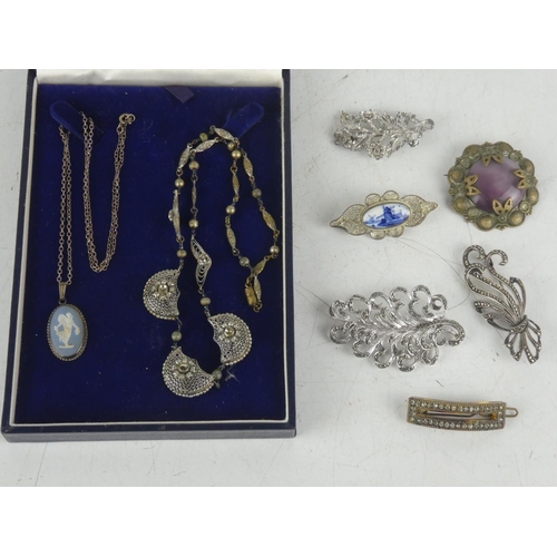 253 - A lot of assorted vintage brooches and necklaces.