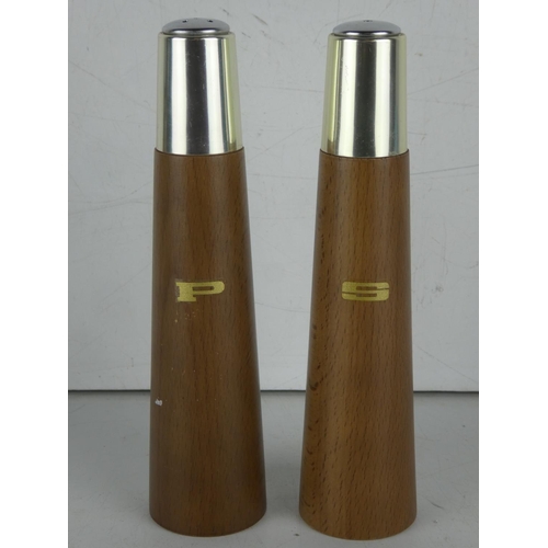 255 - A pair of vintage salt and pepper shakers.