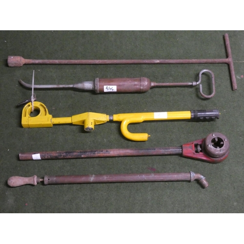 344 - A steering wheel lock & assortment of tools.