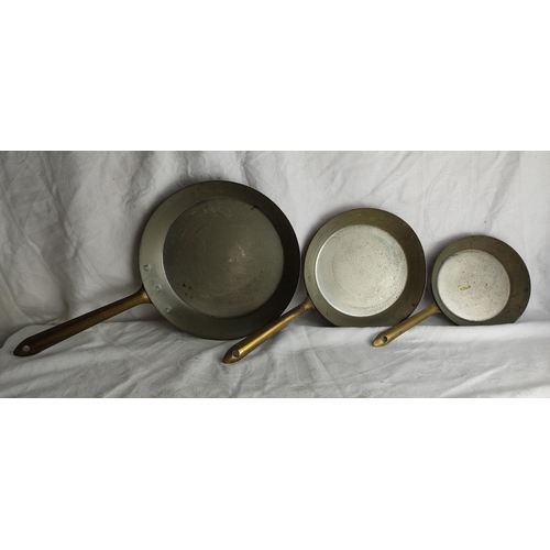 400 - A set of 3 antique copper & brass saucepans.