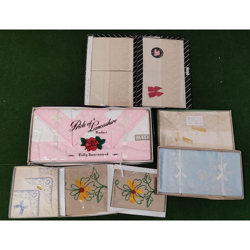 415 - An assortment of vintage boxed linens.