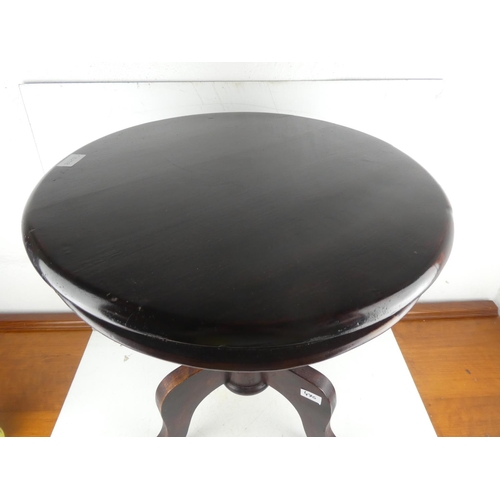 470 - A mahogany circular lamp table on tripod base.