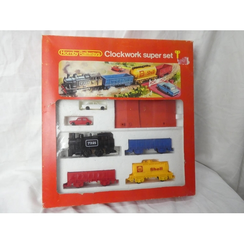 122 - A vintage boxed Hornby Railways Clockwork Super set R533.