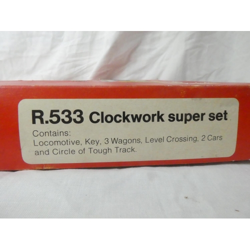 122 - A vintage boxed Hornby Railways Clockwork Super set R533.