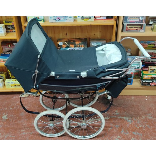 6 - A vintage childs Silver Cross dolls pram, complete with original bag.