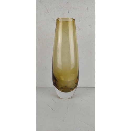 24 - A vintage/ Mid Century coloured glass vase, measuring 26cm tall.