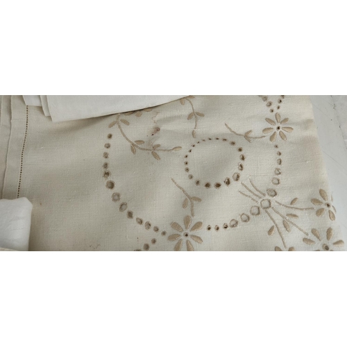 43 - 6 large damask linen table cloths and other linen napkins including a Victorian Beaded pocket.