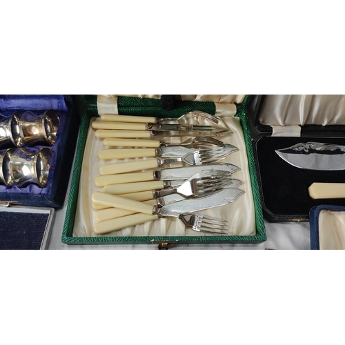 67 - A lot of vintage cutlery boxes etc.