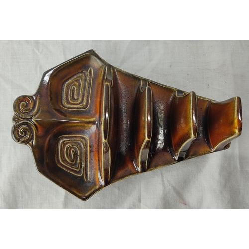 79 - A vintage Sylvac pottery toast rack.